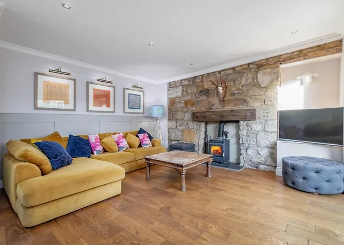 East Cottage * Wood Burning Hot Tub * Garden