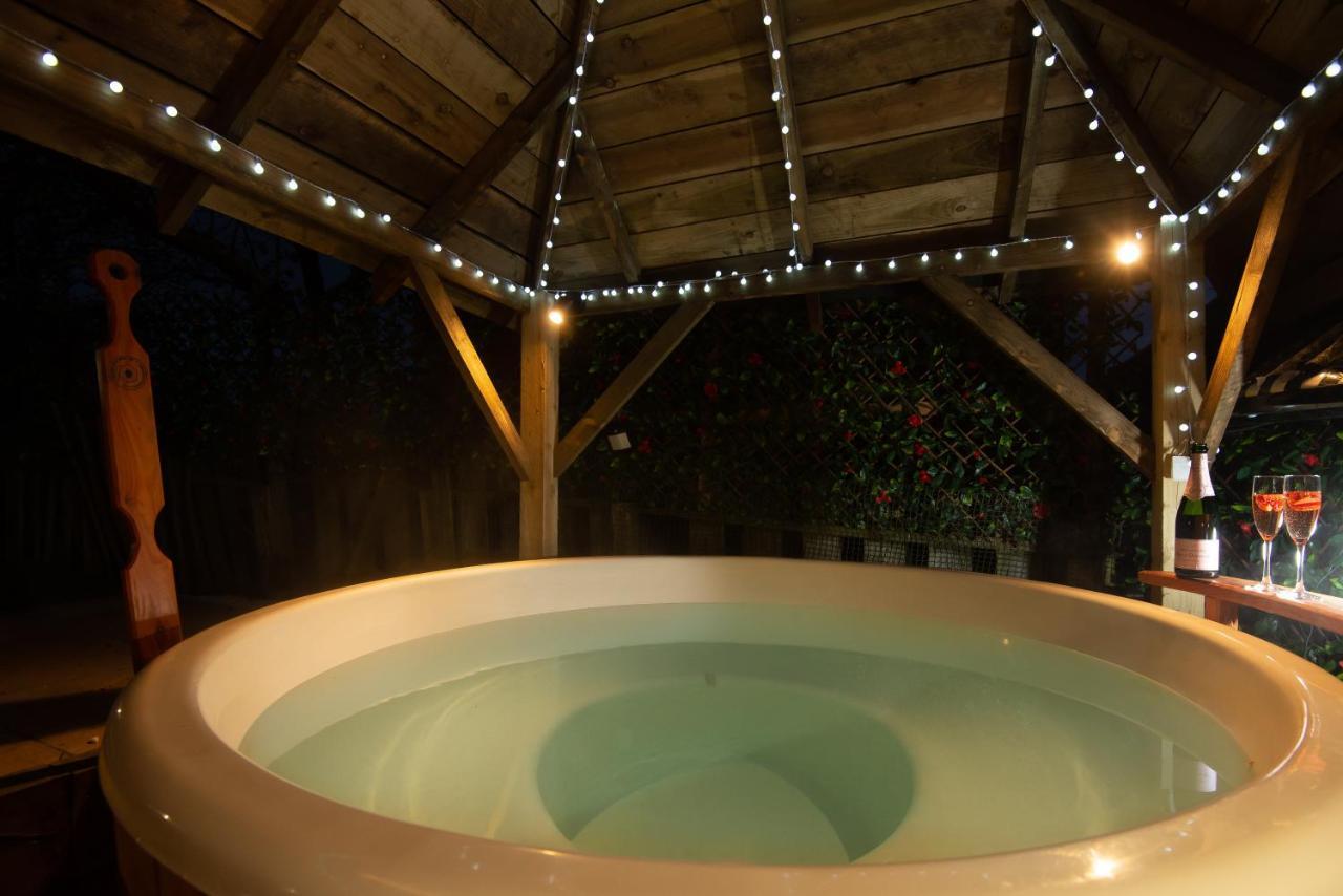 East * Wood Burning Hot Tub * Garden *
