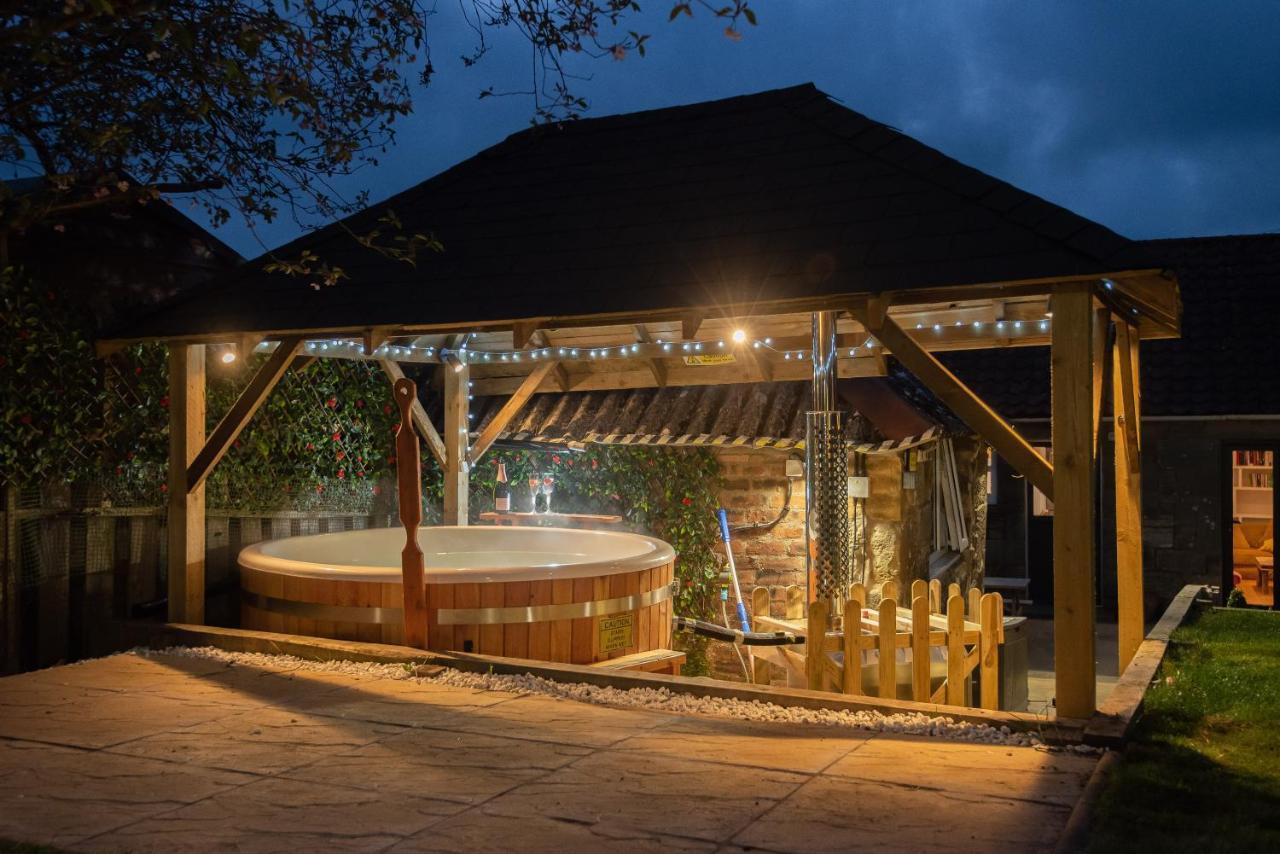 Holiday home East * Wood Burning Hot Tub * Garden