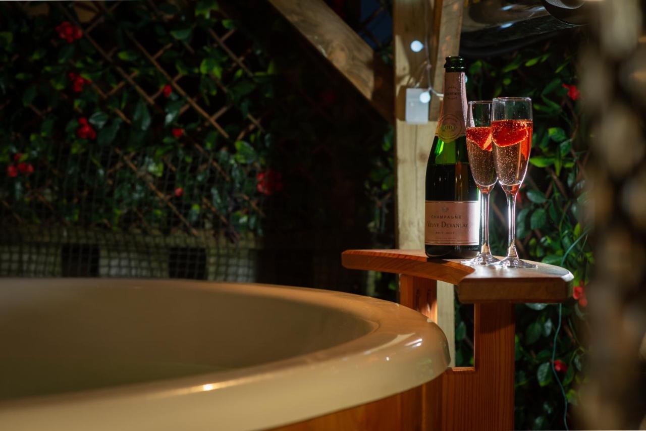 East * Wood Burning Hot Tub * Garden * St Andrews