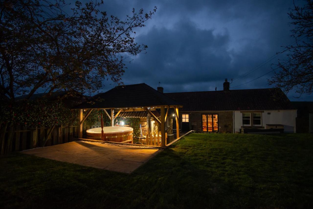 East * Wood Burning Hot Tub * Garden St Andrews