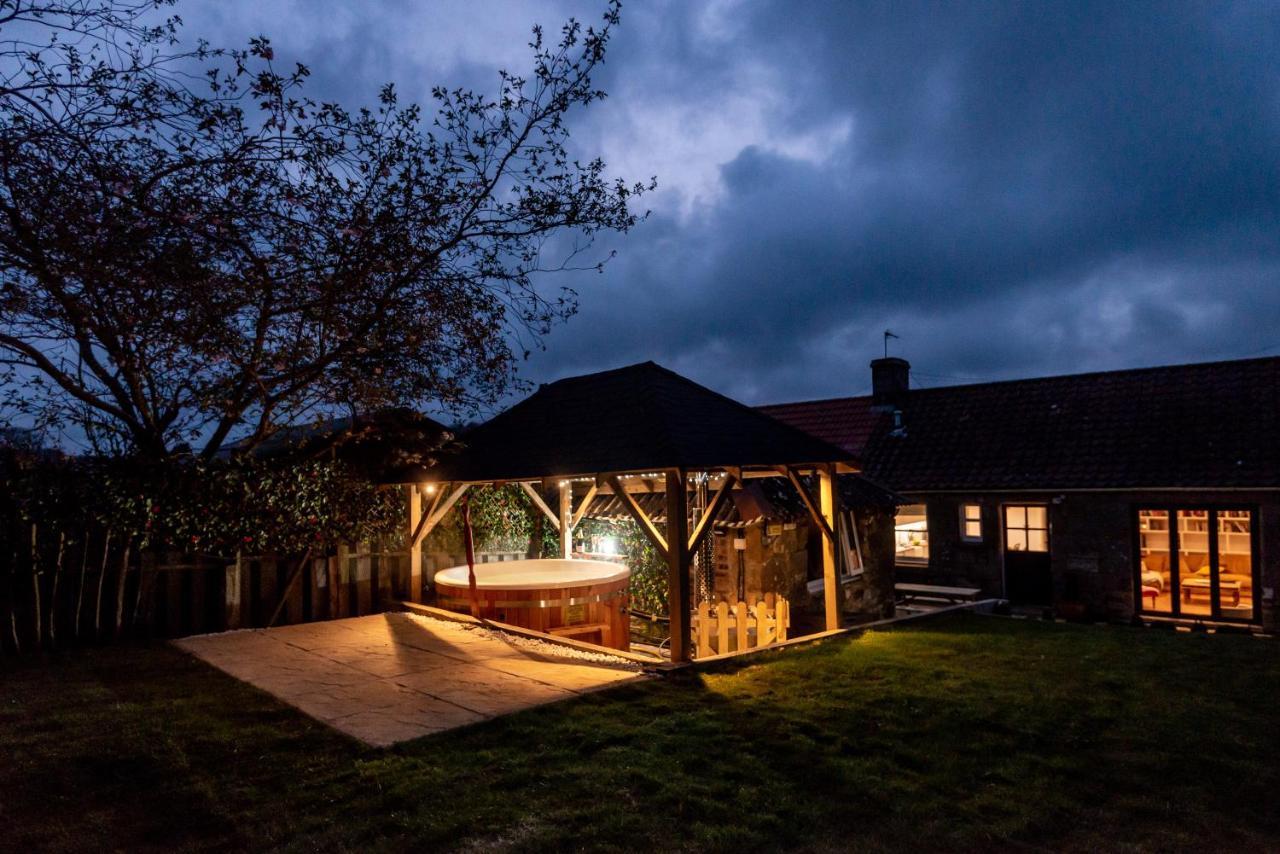 East * Wood Burning Hot Tub * Garden