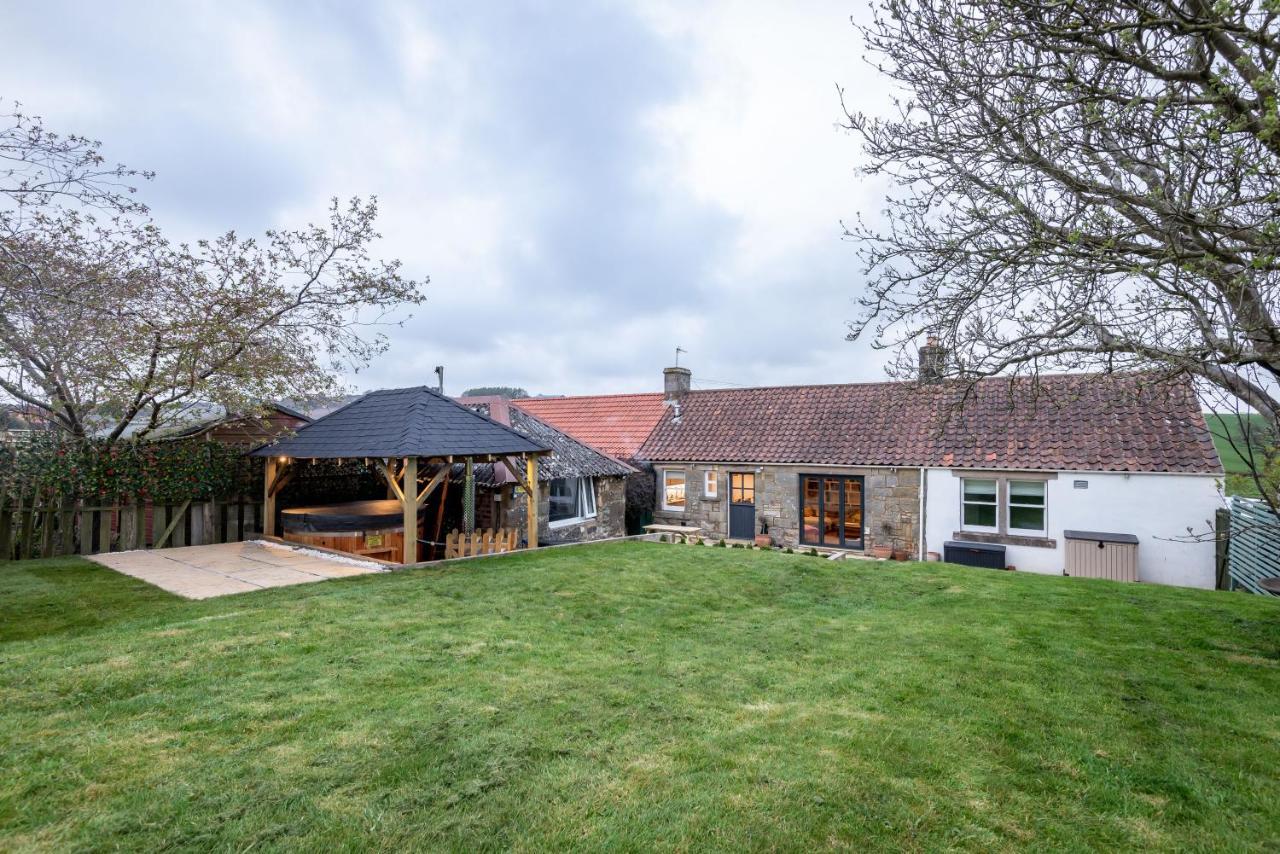 East * Wood Burning Hot Tub * Garden Holiday home St Andrews